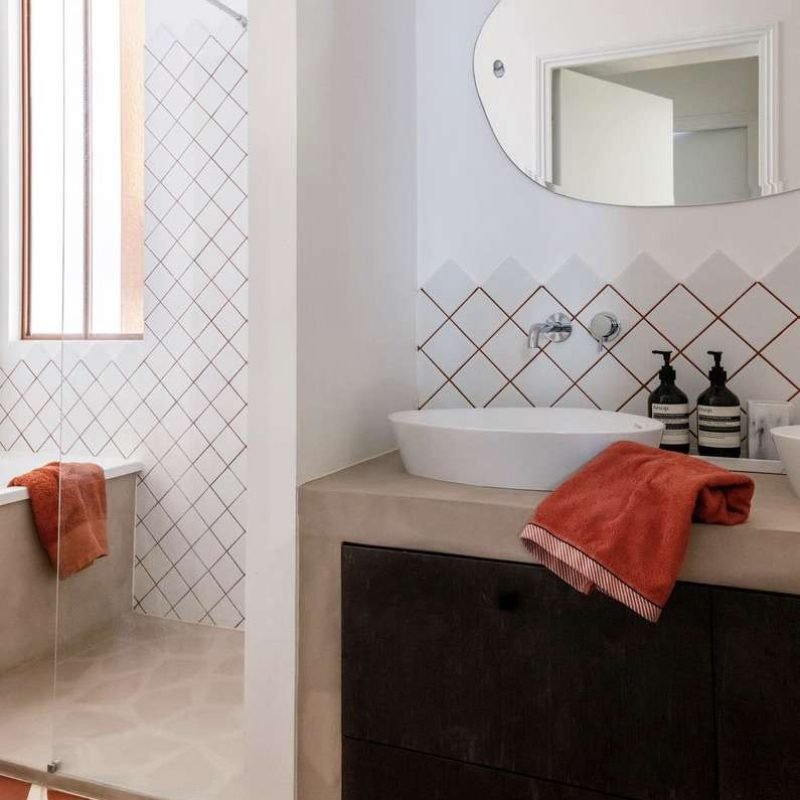 Salle de bain design avec Renoué interior design architecte d’intérieur décoration designer design décoratrice rénovation travaux minimaliste spécialiste Haussmannien menuiserie sur-mesure Paris Ile de France Lisa TONG